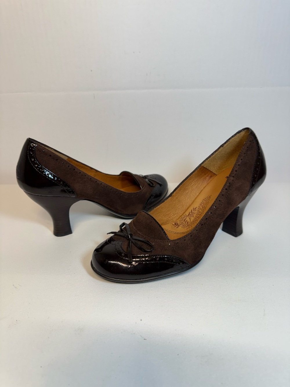 Sofft Brown Suede Patent Leather Cap Toe Bow Spectator Pumps 7M